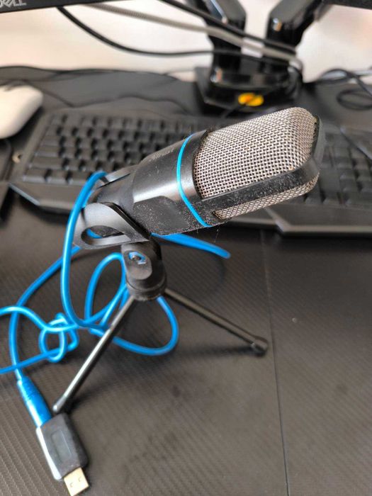 Mikrofon ze statywem
