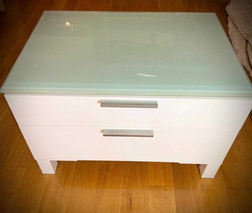 Cómoda 8 gavetas + mesa de cabeceira