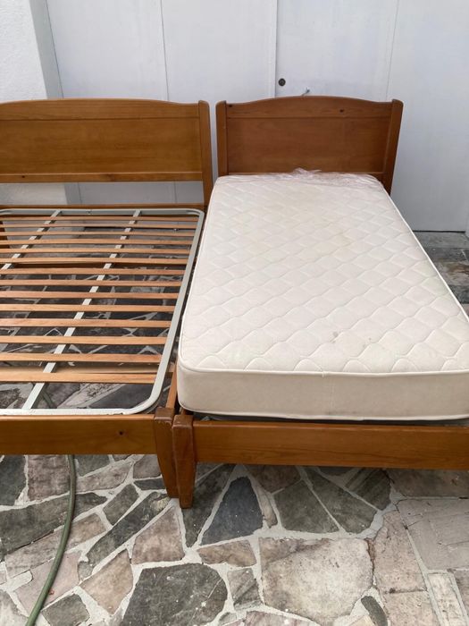 Conjunto Duas Camas e Duas Mesas de Cabeceira