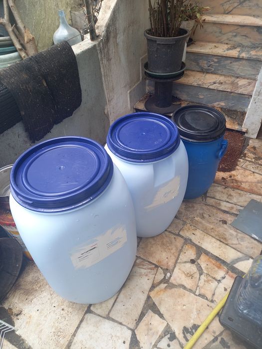 Bidons para armazenar água ou para outros fins
