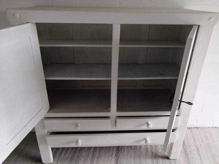 Komoda, witryna z litego dębu, kute zamki. Oryginał