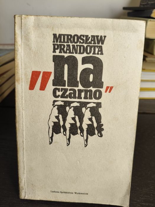 Książka pod tytułem na czarno ⁸¹
