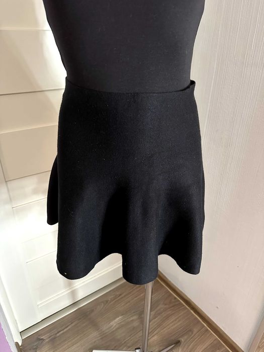 Spódnica czarna rozkloszowana z grubszego materiału