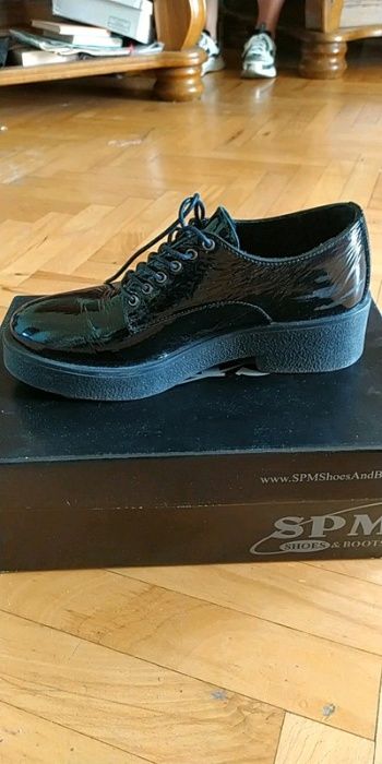 Półbuty marki SPM