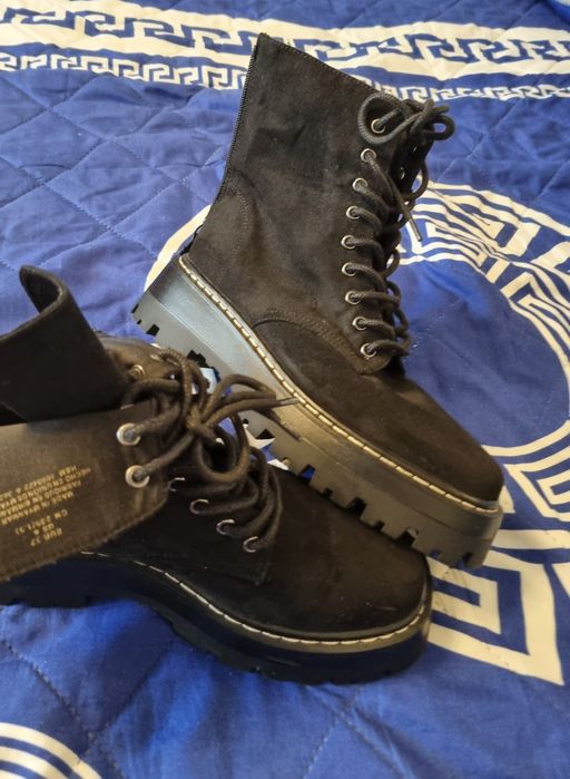 Czarne trzewiki w stylu Combat boots