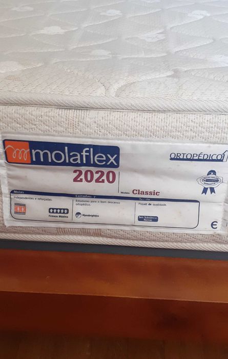 Cama de solteiro em madeira maciça