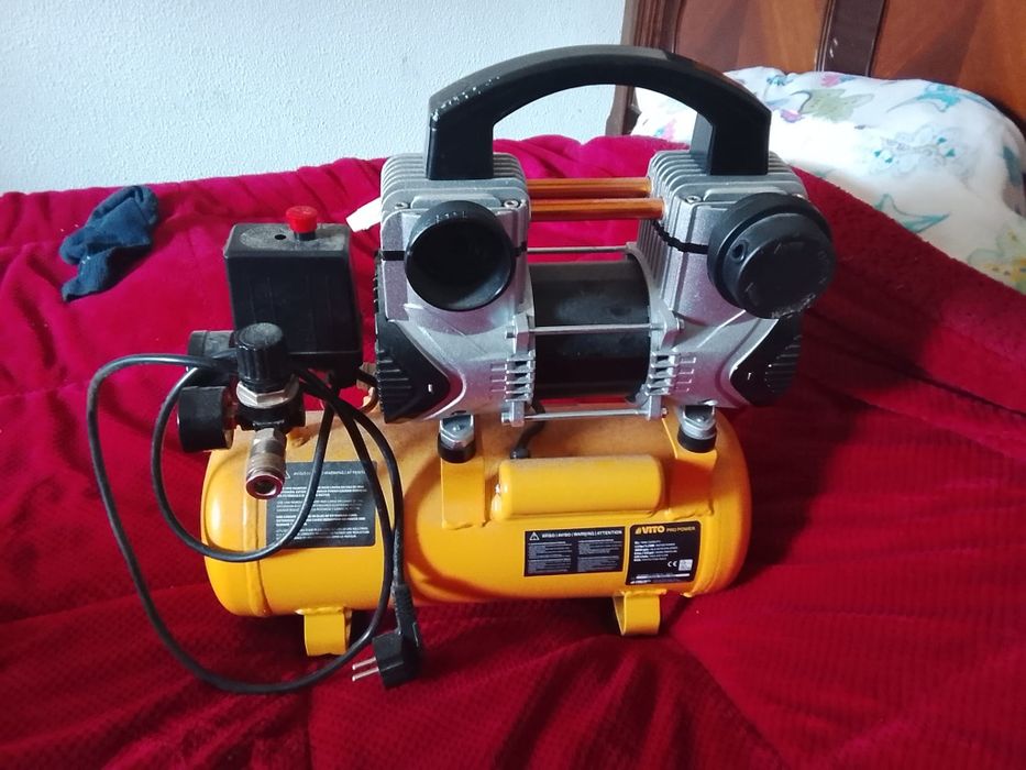 Consultório Dentário com vários equipamentos pronto para trabalhar com
