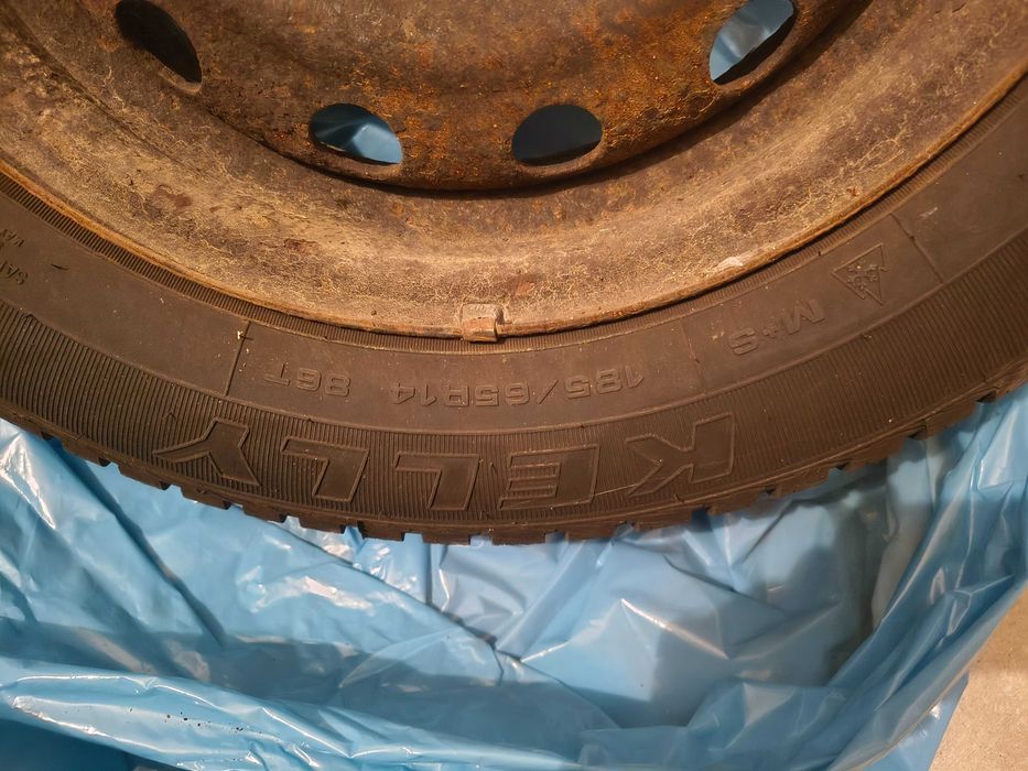 Używane koła na zimę 4 sztuki -  Kelly Winter ST 185/65 R14 86T