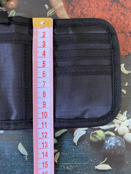 Кошильок чорного кольру.