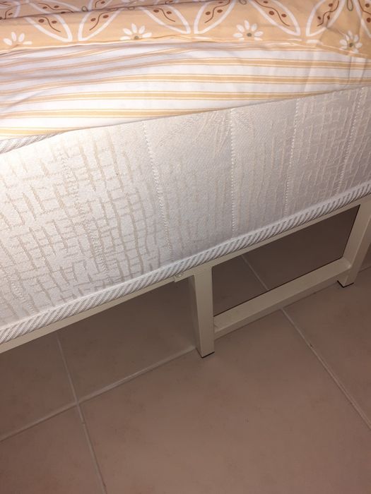 Cama baixa com colchão