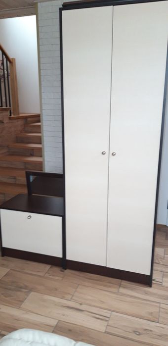 Прихожа шкаф із тумбою і дзеркалом в дуже хорошому стані