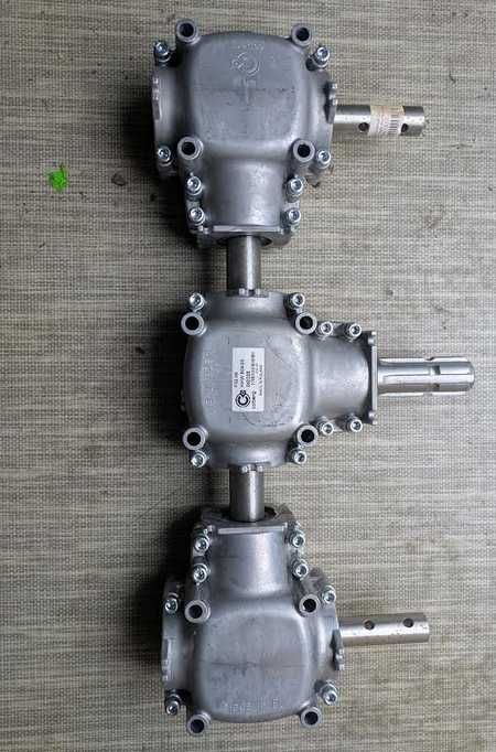 Przekładnia do rozsiewacza nawozu potrójna 450 mm aluminium C06.22