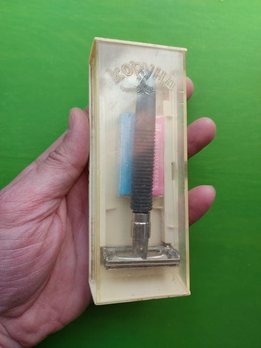 Бритвенный станок Корунд СССР механизм открытия бабочка в футляре