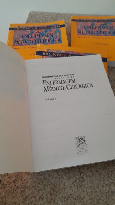 4 volumes do Tratado de Enfermagem  Médico-Cirúrgica