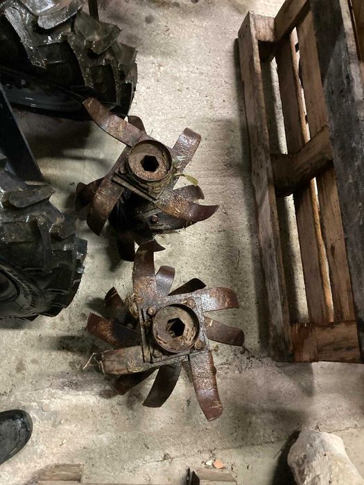 Moto-enxada com motor Lombardini a diesel