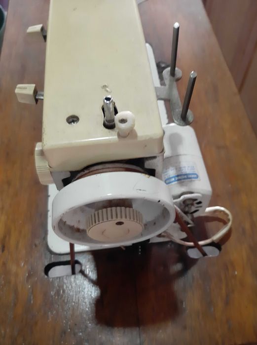 Máquina de costura e bordar64398357465985124