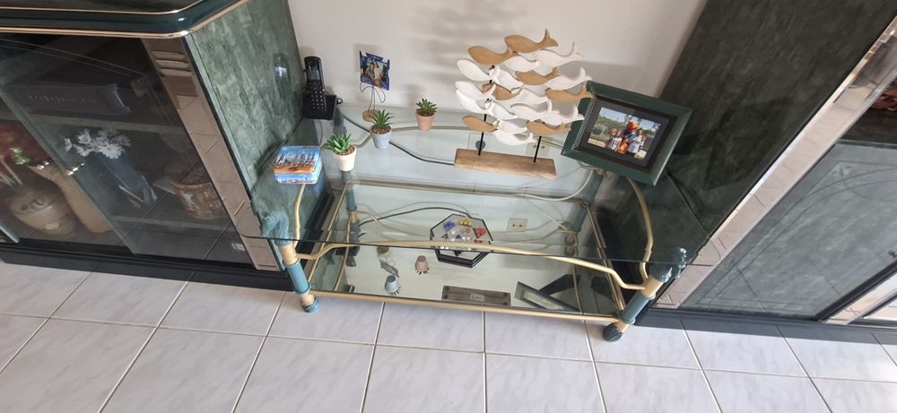 Mobília completa para sala. Estante, aparador, móvel TV, mesa centro, mesa jantar com 6 cadeiras, sofá cama 3 lugares e sofá individual ambos em pele.