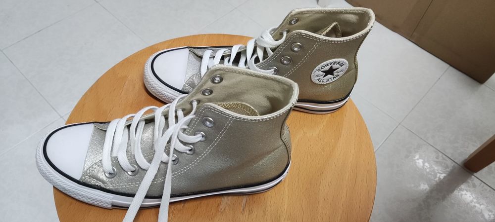 Converse bota dourado.