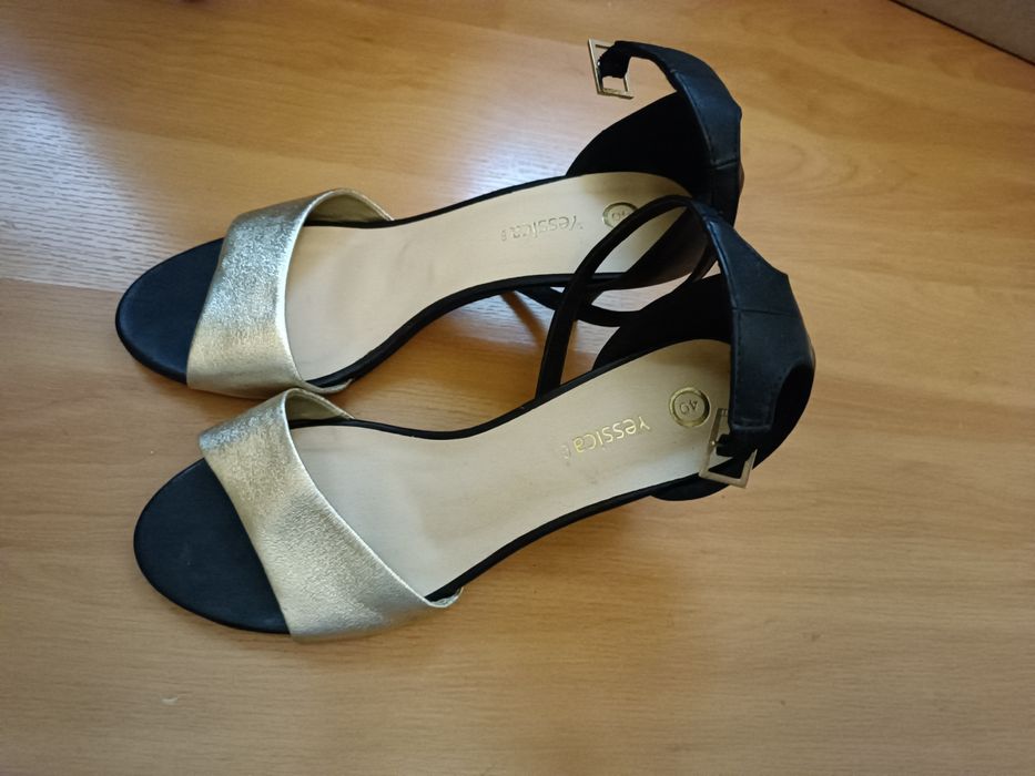 Sapato aberto preto e dourado 40