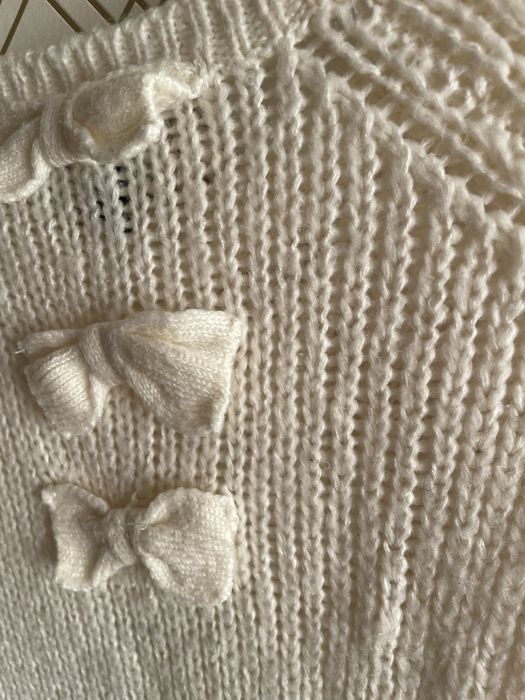 Sweterek z kokardkami