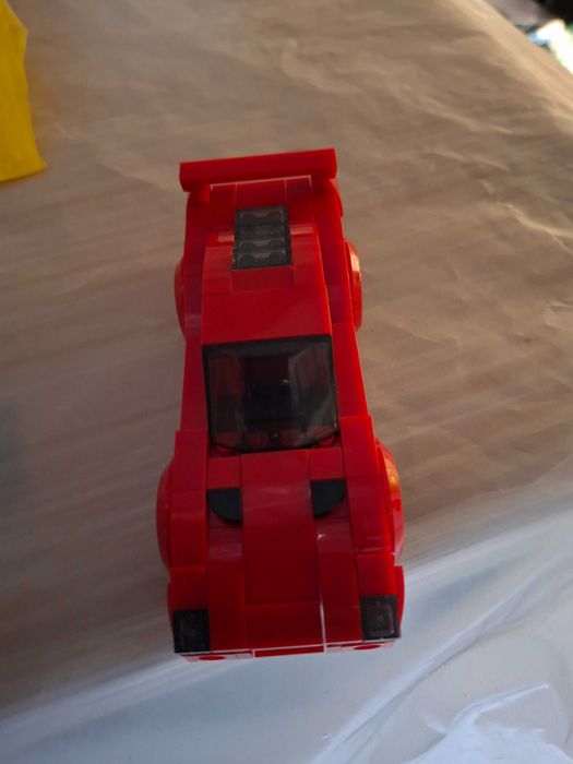 Carro com 197 peças