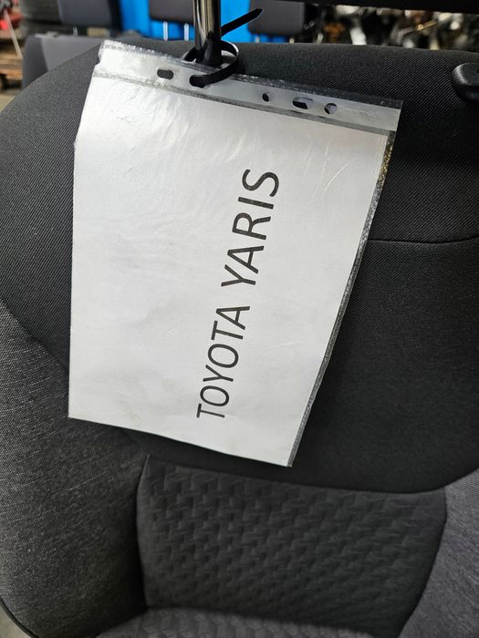 toyota yaris iv fotele kanapa środek