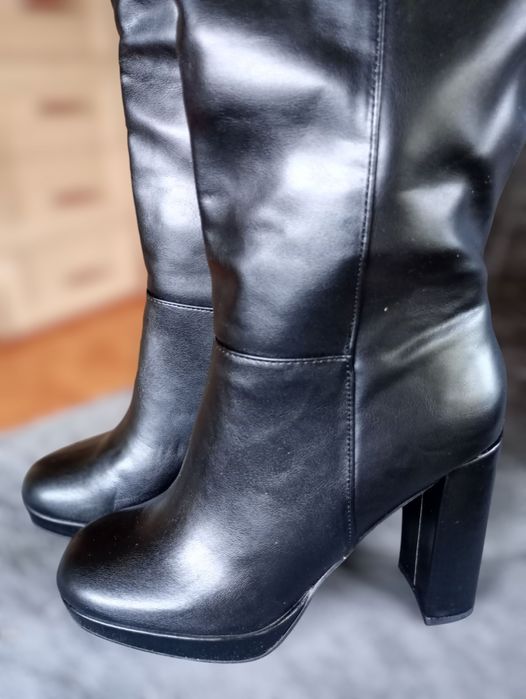 Czarne kozaki na słupku r. 37.5