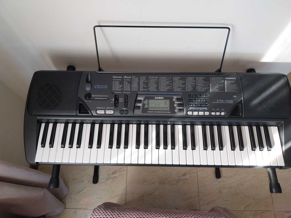 Teclado Casio CTK-700 com 100 ritmos, 100 sons e 100 musicas + suporte