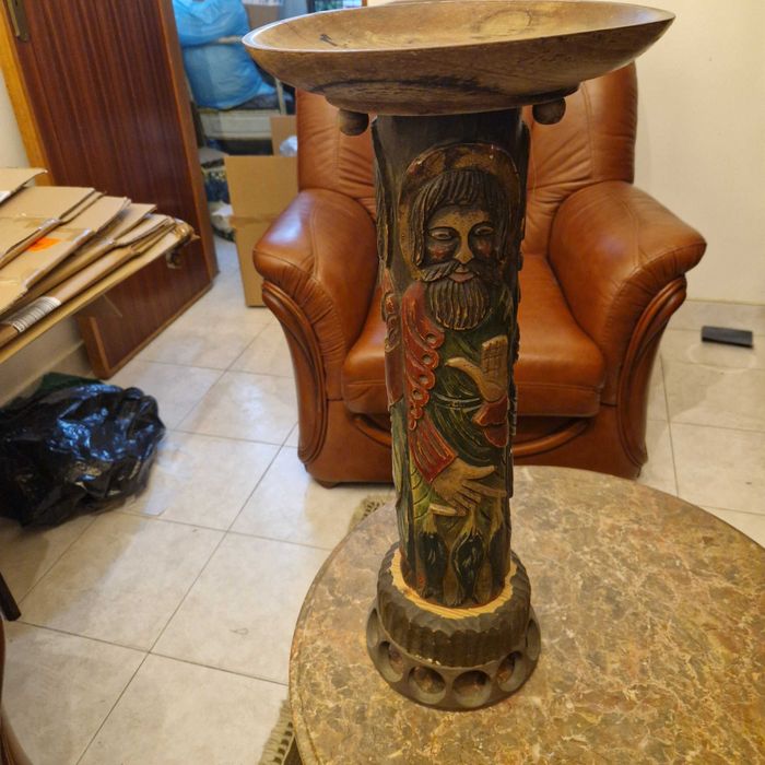 Coluna decorativa entalhada em madeira com figuras esculpidas