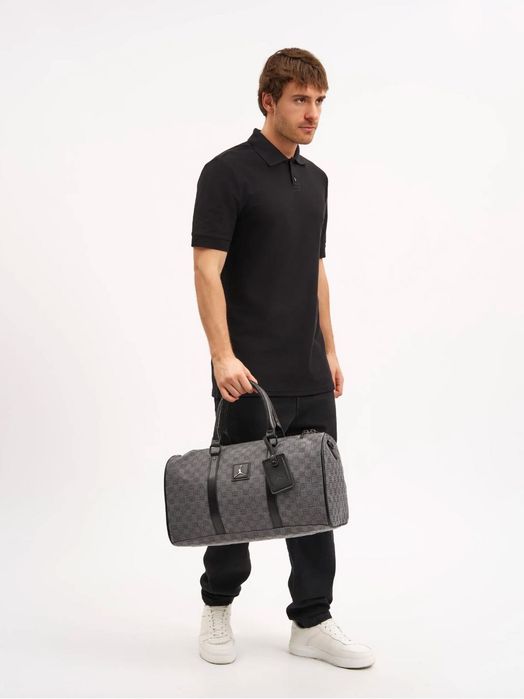 Спортивна сумка через плече Jordan Duffle Monogram у темно-сірому кольорі.