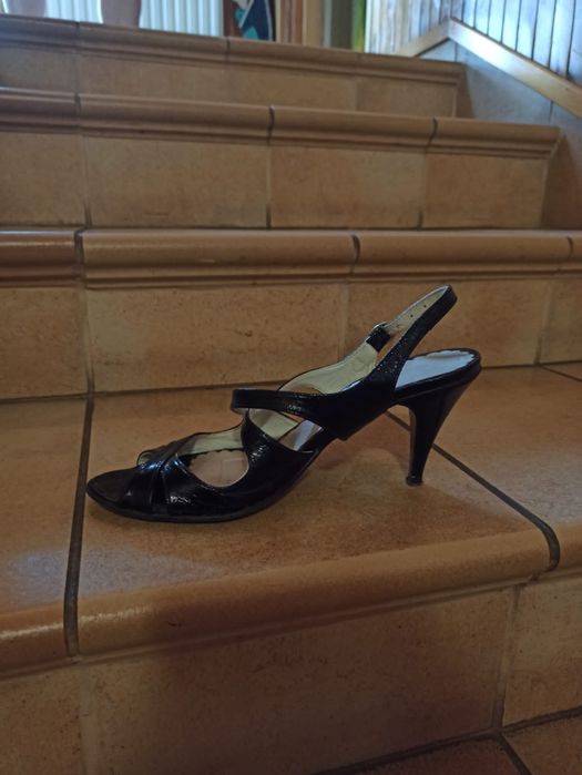 Czarne sandałki na obcasie