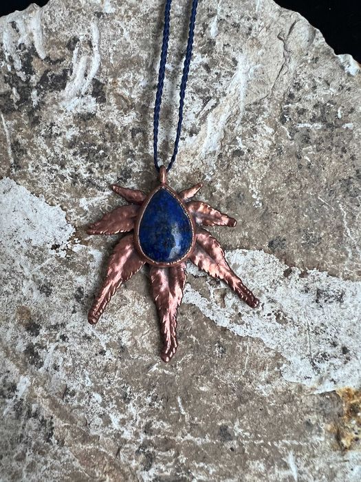 Wisior prawdziwy klon i lapis lazuli zatopiony w miedzi - 6,1 cm