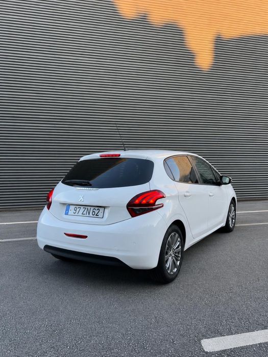Peugeot 208 1.5 Blue-HDI Signature — photo 2