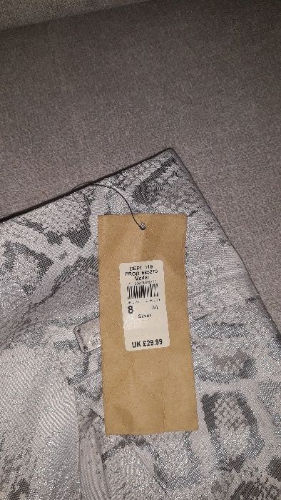 Spodnica River Island mini z polyskujacym motywem wezej skory
