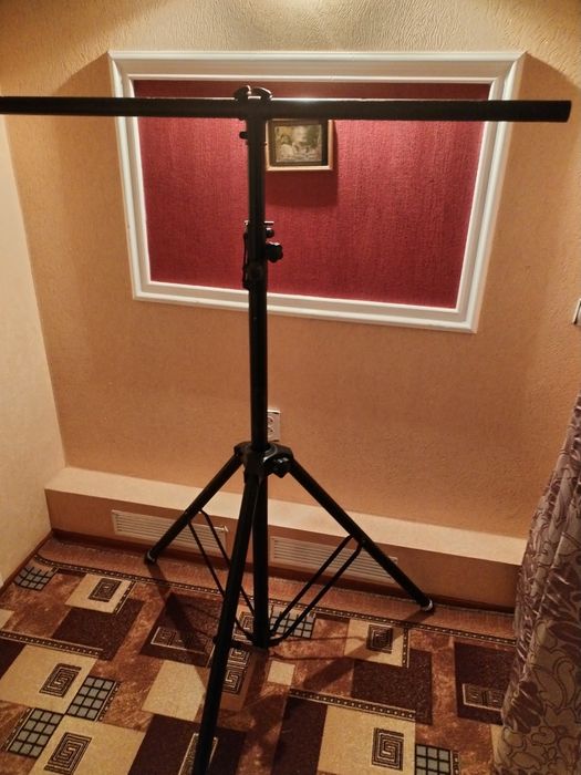 Стійка для світлових приладів