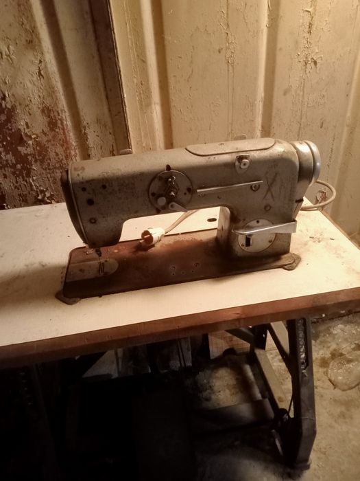 Промислова швейна машинка