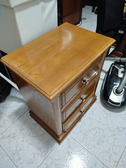 Cama e mesinha de cabeceira