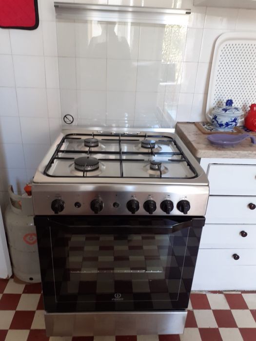 Fogão de 4 bocas com forno, marca INDESIT