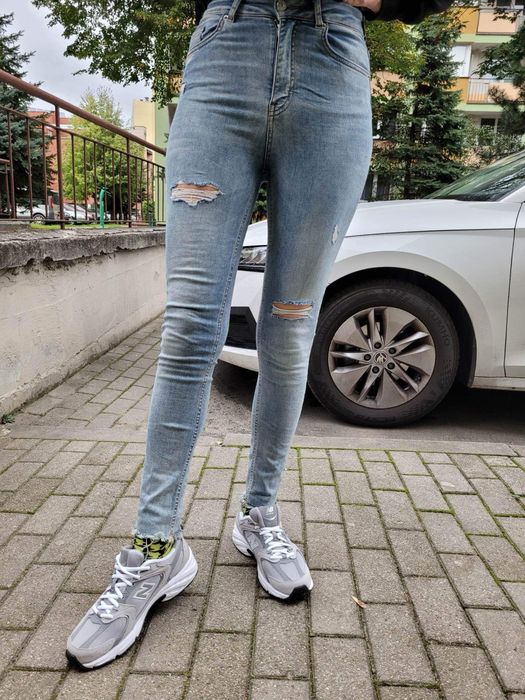 Jeansy rurki z wysokim stanem z rozdarciami