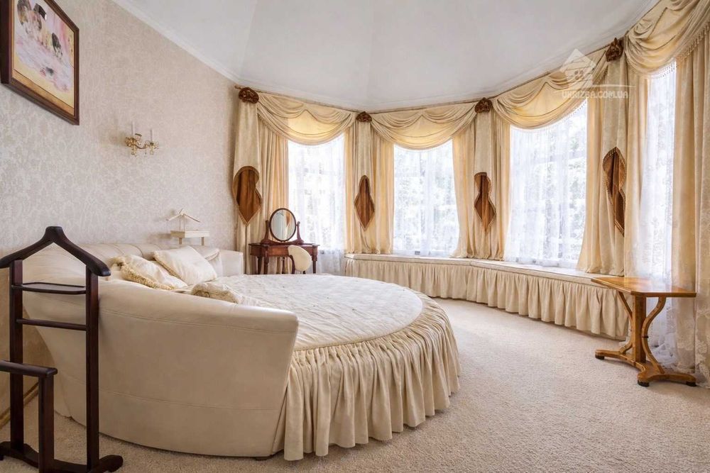Будинок 950 кв.  VIP- рівня. Сауна, басейн. До 8 осіб.