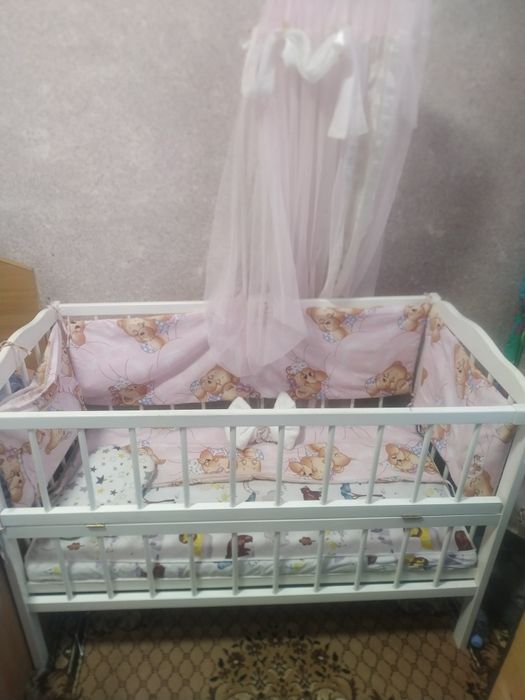 Дитяча кроватка з маятником