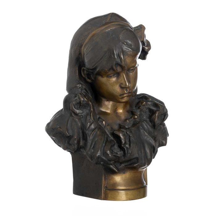 Escultura "Menina" de António Teixeira Lopes