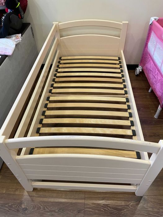 Кровать подростковая из массива дерева