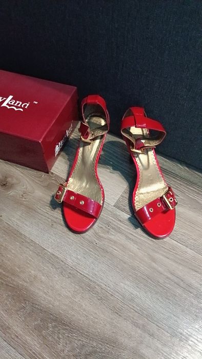 Туфлі з лакованої шкіри mary land розмір 39