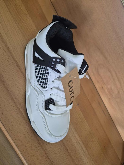 Buty chłopięce białe