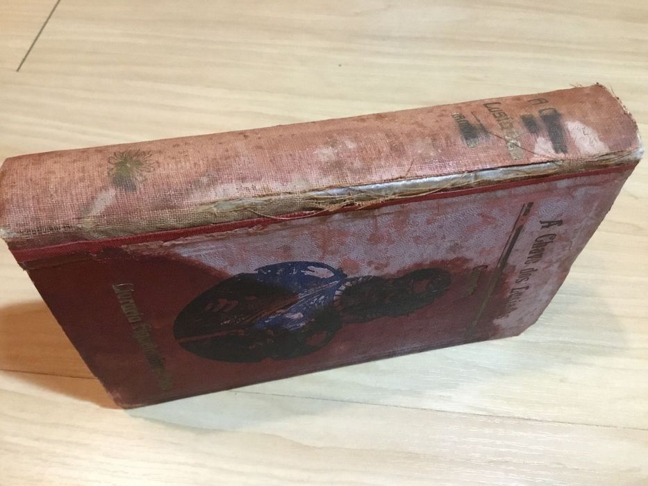 Livro antigo “A chave dos Lusíadas” da livraria Figueirinhas