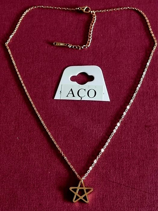 Colar dourado, em aço, com pingente formato estrela guia