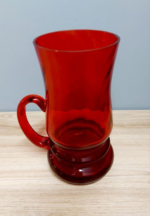 Czerwone szkło PRL czerwony piękny kufel 17 cm czerwone szkło w prążki