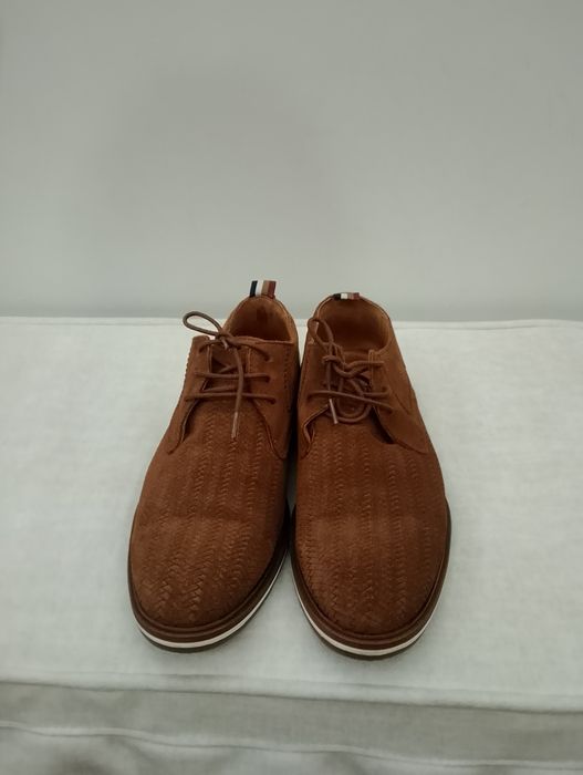Sapatos tamanho 42 

- Material exterior em camurça.
- Fecho com atacadores.
- Sola com detalhe em branco.