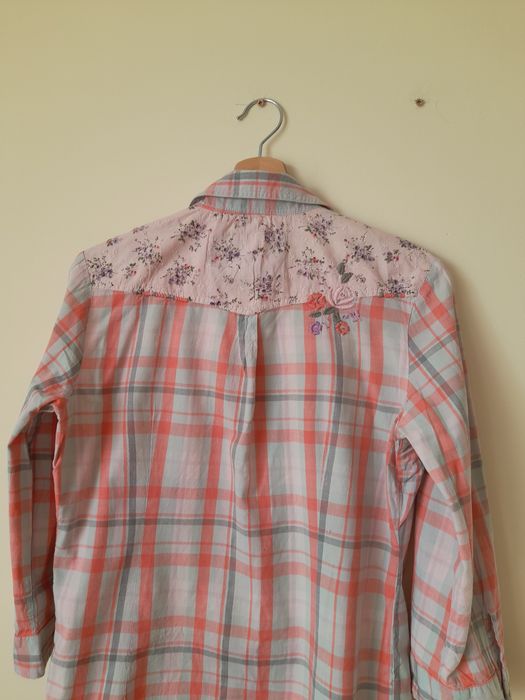 Koszula w kratę z ozdobnym haftem